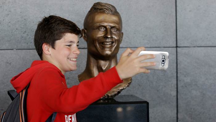 cristiano-ronaldo-statue-face-maderia-airport-photo.jpg